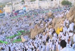 حجاج بيت الله يبدأون في الإفاضة من صعيد عرفات للمزدلفة