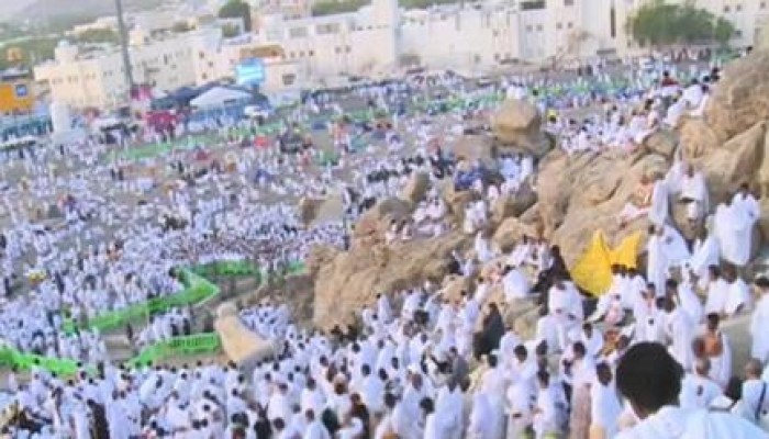 حجاج بيت الله يبدأون في الإفاضة من صعيد عرفات للمزدلفة