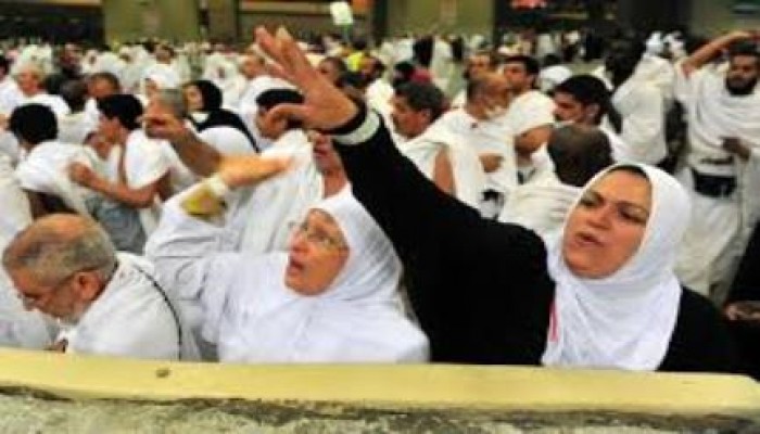 حجاج بيت الله يرمون جمرة العقبة يوم النحر