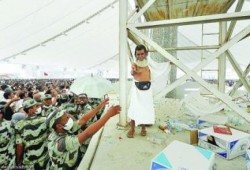 بالصور: مسن يفاجئ الحجاج برمي الجمرات بطريقة تذهل الجميع