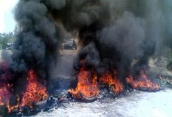 أسوان: قطع طريق ادفو السباعية لمدة ساعتين وسط غياب امنى في اول ايام العيد
