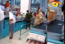 بالفيديو : عميد بالجيش يسخّر عسكري لخدمته والتسوق لبيته من سوبر ماركت !
