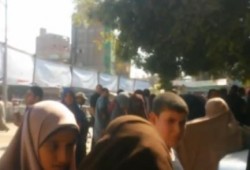 اضراب المعتقلين داخل مركز شرطة ابو حماد والأهالي يتجمهرون