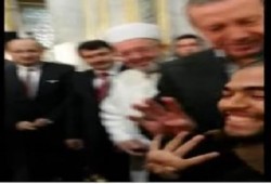 أردوغان يرفض التقاط صوره مع السيسى .. ويلتقط صوره مع شاب ربعاوى