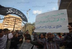 عمال "وبريات سمنود" يقطعون السكة الحديد