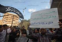 عمال "وبريات سمنود" يقطعون السكة الحديد