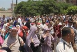 معلمو مدرسة بالمنصورة يتظاهرون ضد تعنت المديرة