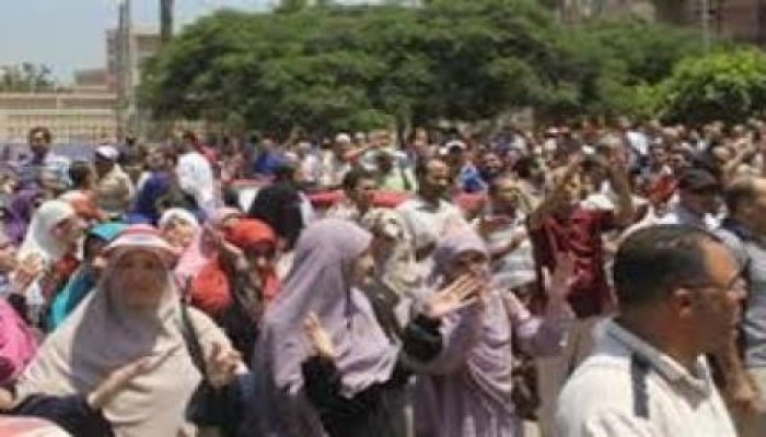 معلمو مدرسة بالمنصورة يتظاهرون ضد تعنت المديرة