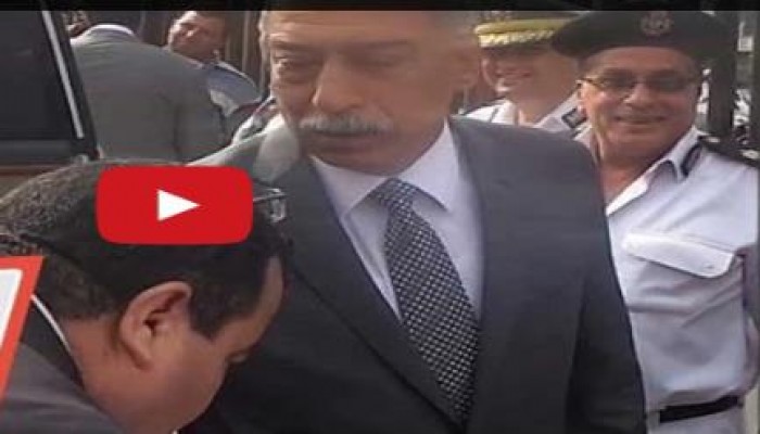 فضيحة بالفيديو.. رئيس أمن جامعة الأزهر يقبل يد مدير أمن القاهرة