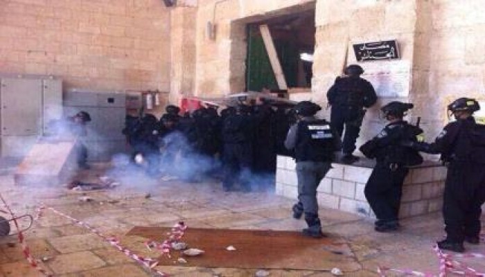 بالصور .. أصابة أكثر من 20 مرابطًا بالمسجد الأقصى وشرطة الاحتلال تعتقل العشرات