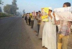 سلاسل بشرية في فاقوس تندد بانتهاكات العسكر