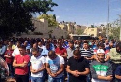 بالصور.. شباب القدس يصلون في الشوارع خارج الأقصى بعد منعهم من دخوله