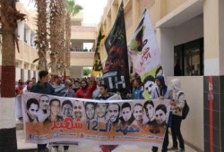 فيديو.. سلسلة بشرية بـ"هندسة العاشر" رفضا للانقلاب