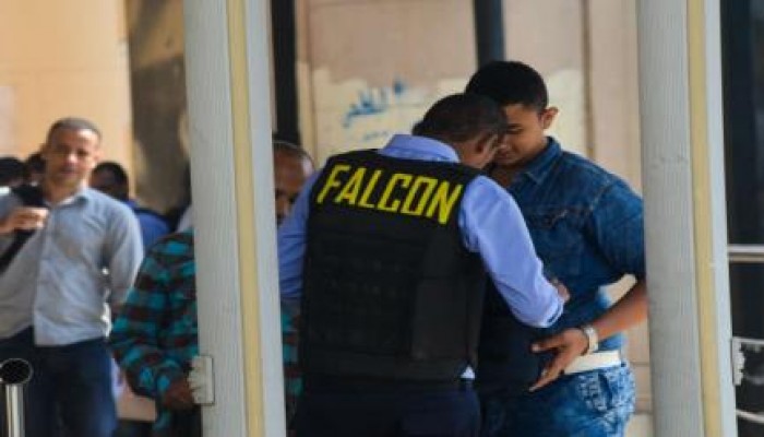 بوابات "فالكون" لاتعمل في أول يوم بالدراسة وأفرادها يشتبكون مع الأمن الإداري