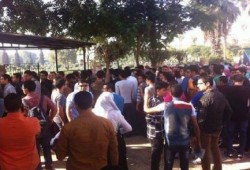 بالصور : امن الانقلاب يفتش طلاب جامعة المنصورة بطريقة مهينة وتكدس الطلاب أمام الجامعة