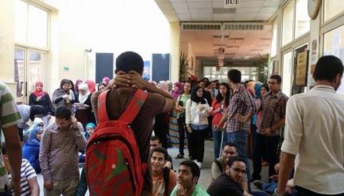 طلاب "أسنان" البريطانية يضربون عن الدراسة اعتراضًا على فصل زملائهم