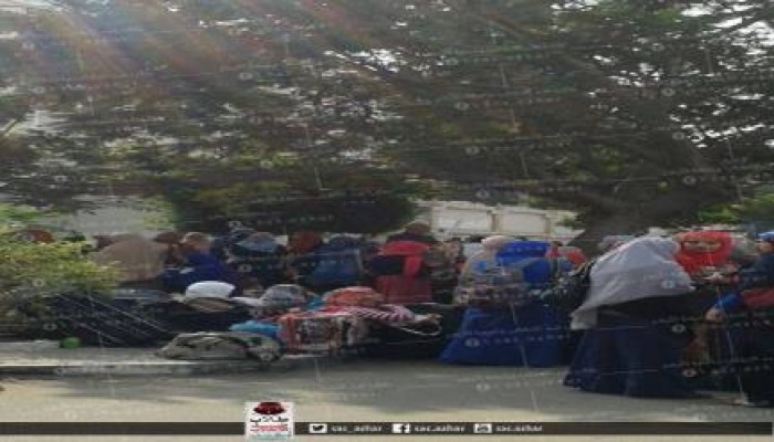 بالصور..طالبات الأزهر يجلسن على الرصيف بعد قرار تأجيل فتح المدينة بأسبوعين