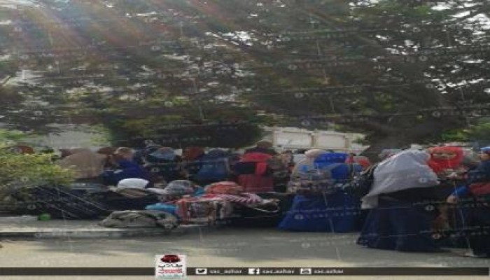 بالصور..طالبات الأزهر يجلسن على الرصيف بعد قرار تأجيل فتح المدينة بأسبوعين