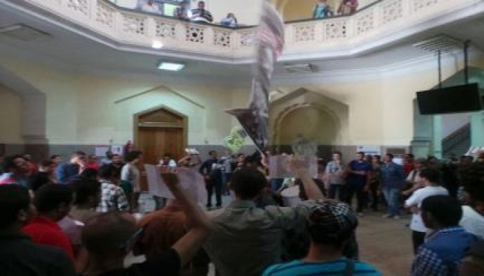 بالصور .. طلاب ضد الانقلاب هندسة عين شمس يتظاهرون أمام مكتب العميد في أول أيام الدراسة