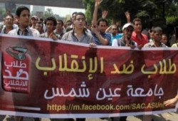 طلاب عين شمس يقتحمون البوابات رغما عن "فالكون"