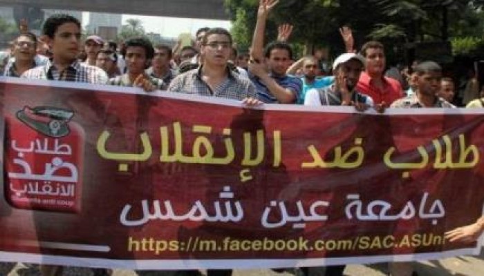 طلاب عين شمس يقتحمون البوابات رغما عن "فالكون"
