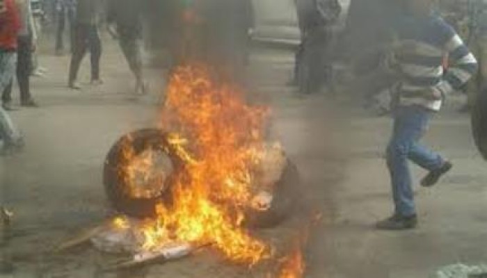 عمال سجاد المحلة يقطعون الطريق احتجاجا على عدم صرف الرواتب