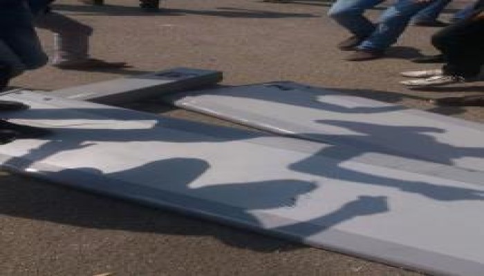 بالصور .. طلاب الأزهر يحطمون البوابات وعناصر فالكون يفرون هاربين!
