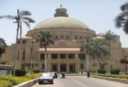 امن الانقلاب يقتحم جامعة القاهرة ويخليها من الطلاب والموظفين