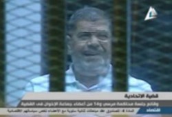 بالفيديو.. الرئيس يضحك علي مرافعة نيابة الانقلاب.. وقيادات بالإخوان يديرون ظهورهم للمحكمة