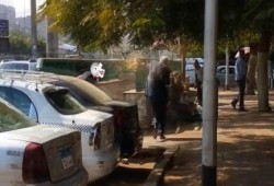 بالفيديو ..أولتراس الزمالك يلقون مياه "قذرة" على مرتضى منصور