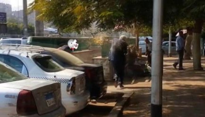 بالفيديو ..أولتراس الزمالك يلقون مياه "قذرة" على مرتضى منصور