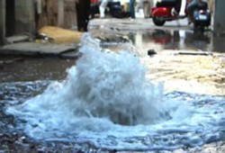 أهالي منطقتي الساعة وأبو سليمان يعانون بسبب كسر ماسورة المياه الرئيسية