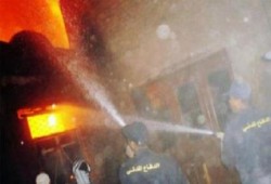 نحس السيسي .. حريق هائل يلتهم 25 توك توك داخل جراج بالهرم