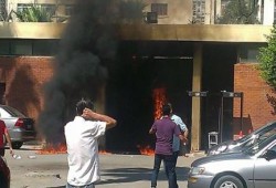 حرق بوابه كلية أداب للرد علي إعتقال 3 طلاب أمس بجامعة الإسكندرية