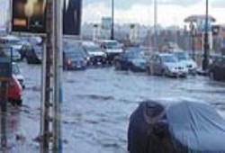 مياه الأمطار تغرق شوارع الإسكندرية وخاصة المندرة