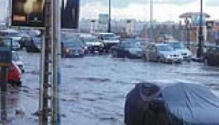 مياه الأمطار تغرق شوارع الإسكندرية وخاصة المندرة