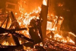 حريق هائل في مصنعين ببرج العرب