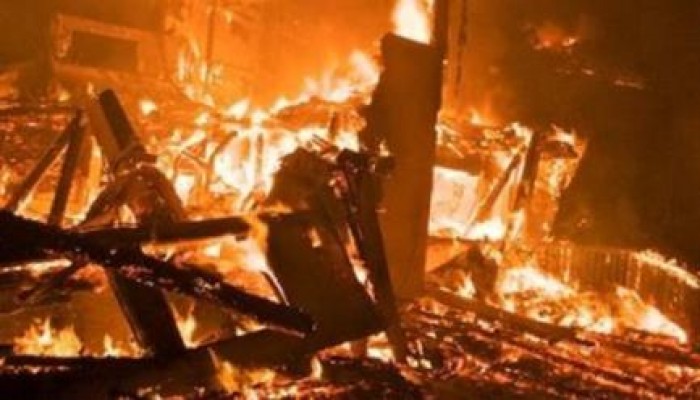 حريق هائل في مصنعين ببرج العرب