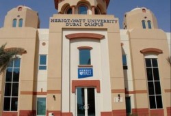 طلاب بالجامعة البريطانية يضربون عن الدراسة لحين عودة زملائهم المفصولين