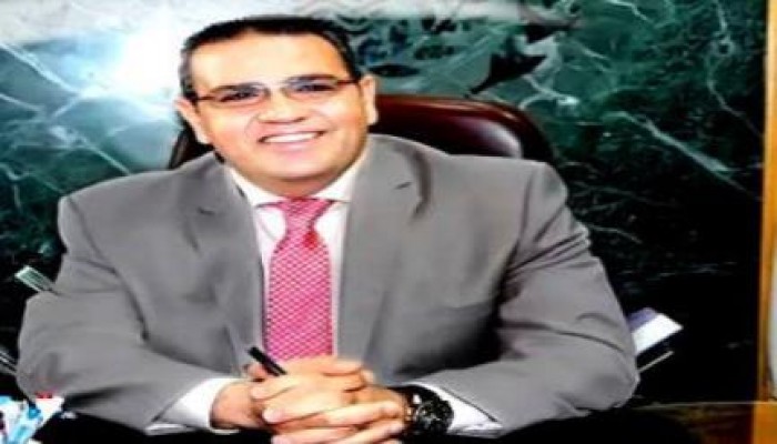 رئيس جامعة المنصورة للطلبة: "سأضربكم.. وسلميتكم عند أمكم"