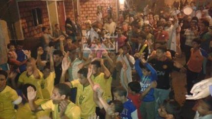 الجيزه: ثوار أم دينار يسخرون من أفراد امن فاكون ويهتفون ضدهم