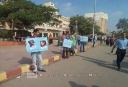 طلاب الزقازيق يبدأون يوم ثورى جديد بسلسلة بشرية داخل كلية آداب