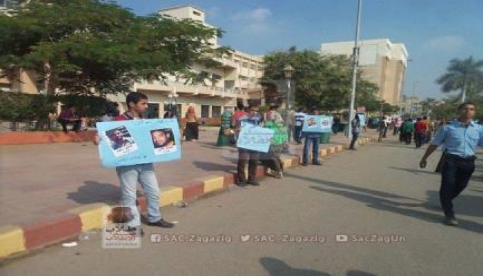 طلاب الزقازيق يبدأون يوم ثورى جديد بسلسلة بشرية داخل كلية آداب