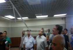 فضيحة الفشلة ..  سقوط سقف معلق بميناء الغردقة الجديد فوق رأس وزير نقل الانقلاب ومرافقيه