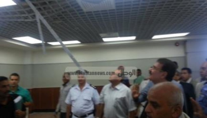 فضيحة الفشلة ..  سقوط سقف معلق بميناء الغردقة الجديد فوق رأس وزير نقل الانقلاب ومرافقيه