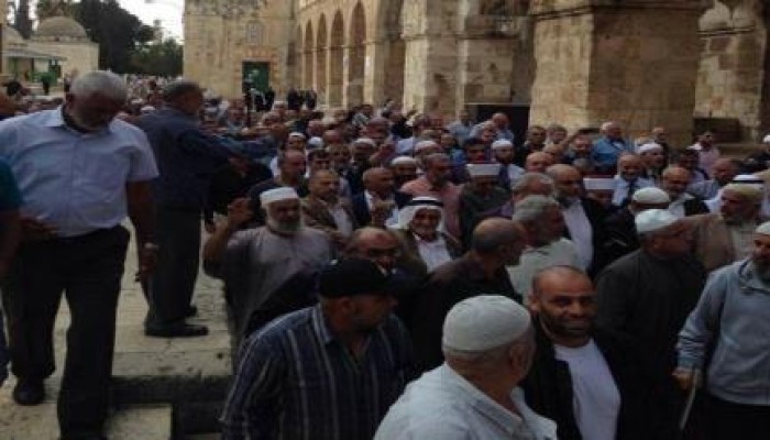 فلسطين : مسيرة حاشدة للشيوخ للمرابطين  في المسجد الأقصى وشارات رابعة تتصدرها(صور)