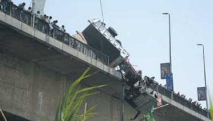 مصرع سائق وتباع بعد سقوط سيارة نقل من الدائرى بالمعادى