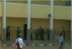 مدرسة تعاقب طلابها بتنظيف السور من عبارات مناهضة للعسكر