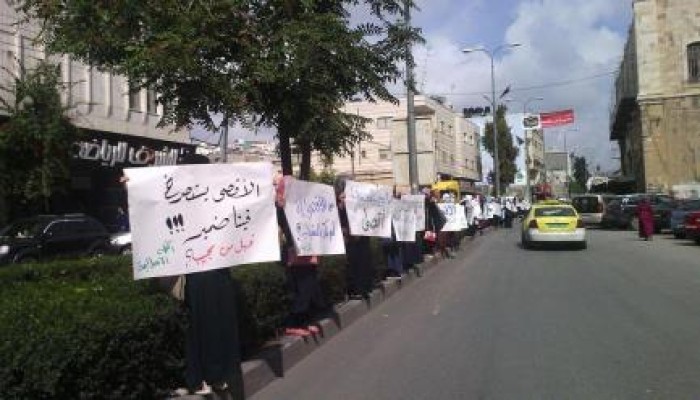 بالصور .. سلسلة بشرية بمدينة الخليل الفلسطينية صباح اليوم نصرة لمسجد الأقصى