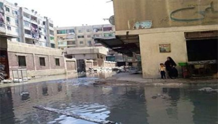 غرق مساكن فيصل بالسويس في مياه الصرف ينذر بكارثة بيئية